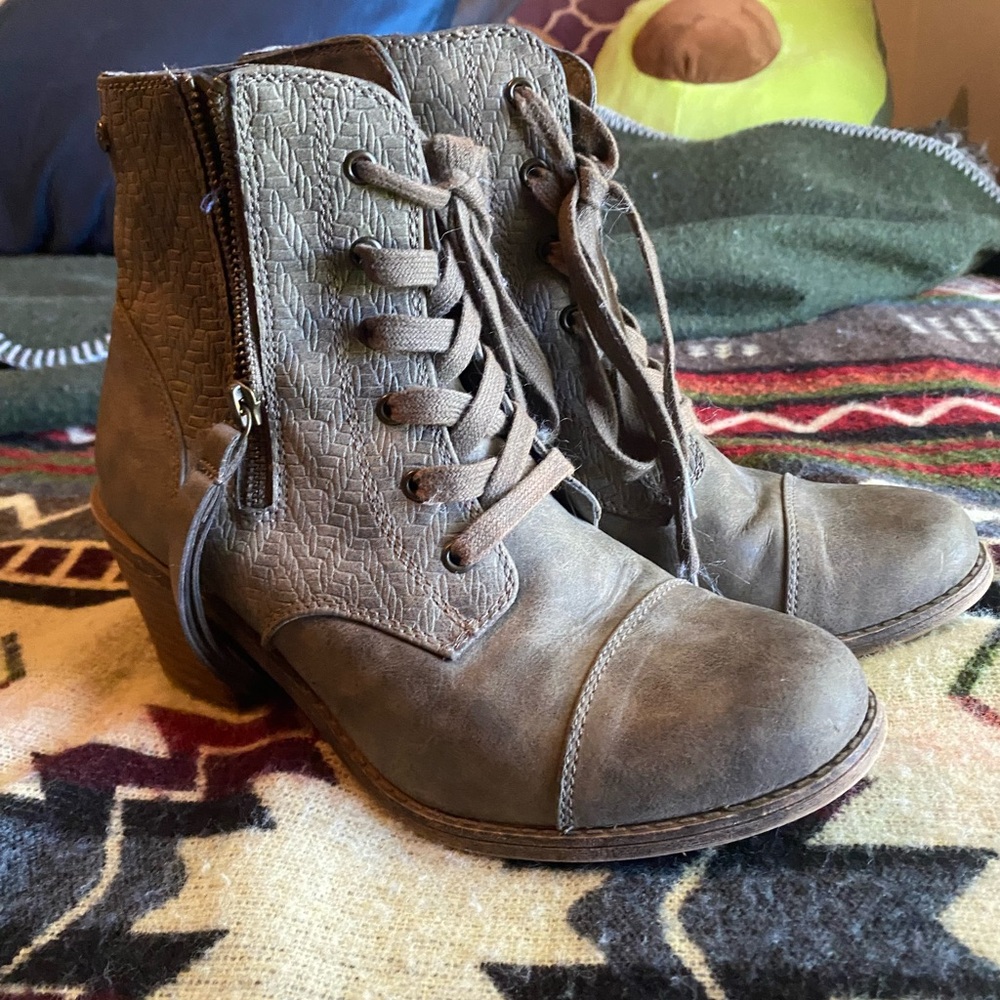 Women's Roxy Lace-Up Ankle Boots